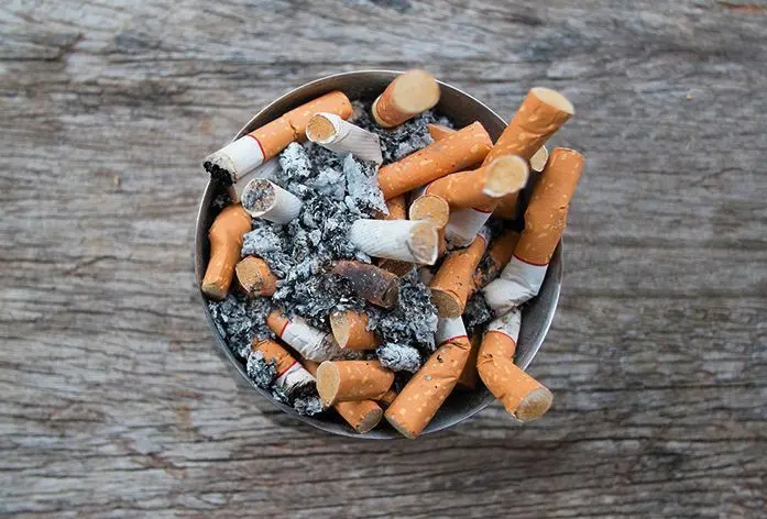 El humo del tabaco se adhiere a las superficies y al polvo y persiste durante meses tras fumar el cigarrillo.