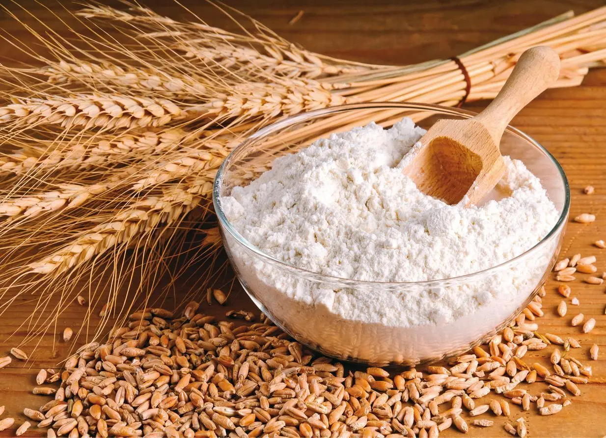 El cereal que mayor cantidad de reacciones alérgicas alimentarias provoca es el trigo, especialmente durante la infancia.