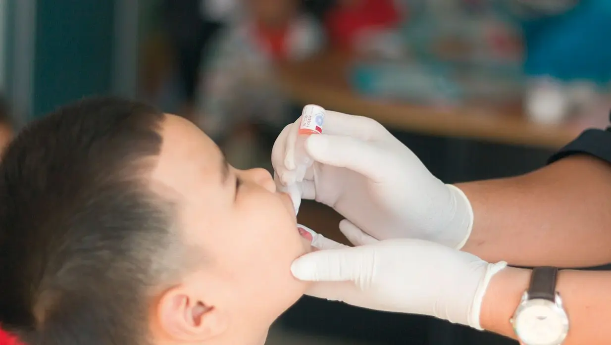 Figura 2. En las vacunas sublinguales se deposita la dosis debajo de la lengua y se retiene durante unos 2 minutos, antes de tragarla