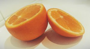 Una naranja cortada y abierta