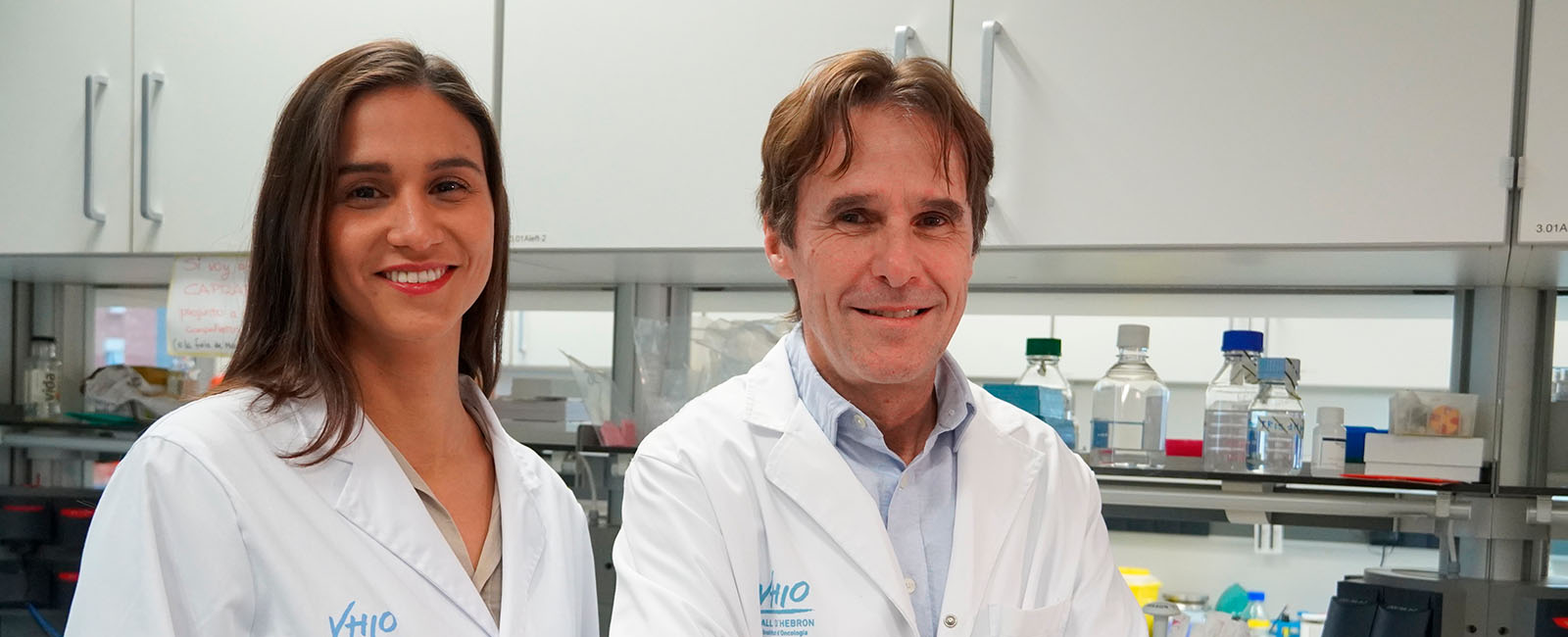 Macarena Román y Joaquín Arribas, investigadores del VHIO cuyo trabajo está integrado en el Programa CAIMI de la Fundación BBVA