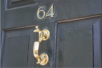 Imagen del número 64 en una puerta de calle.